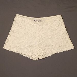 Jennifer Lopez | White Lace Shorts 4